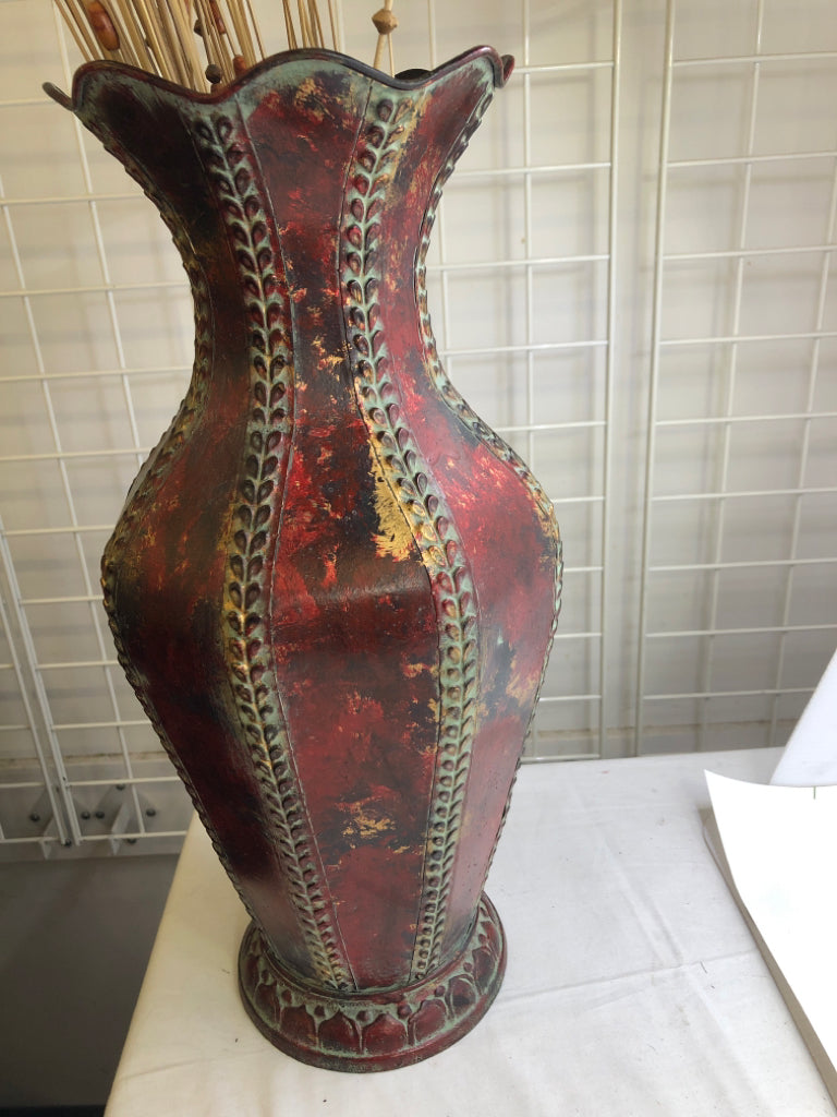 DISTRESSED RED TIN VASE W/PETAL LINE DESIGNS & BLUE GOLD SPECKLES W/BEADED STRAW