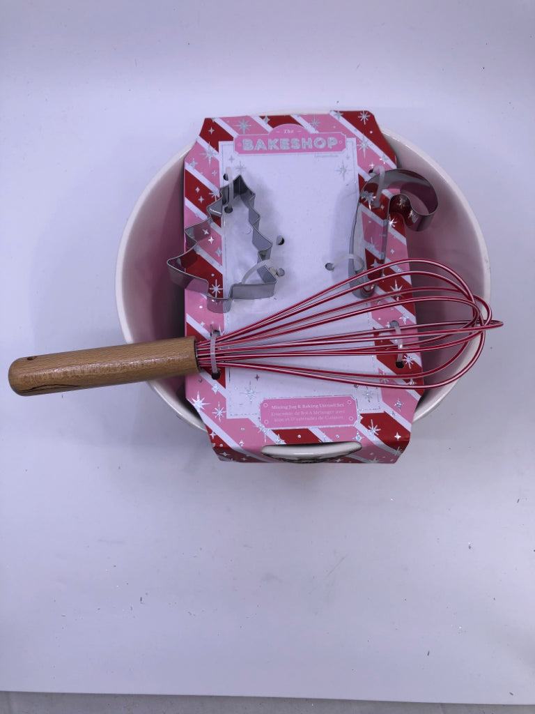 NIB BAKE SHOP MIXING BOWL SET.