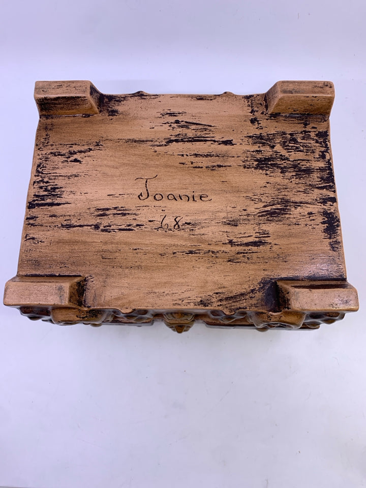 VTG CERAMIC TREASURE CHEST JEWELRY BOX.