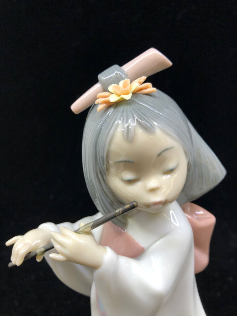 LLADRO LITTLE ASIAN GIRL PLAYING FLUTE.
