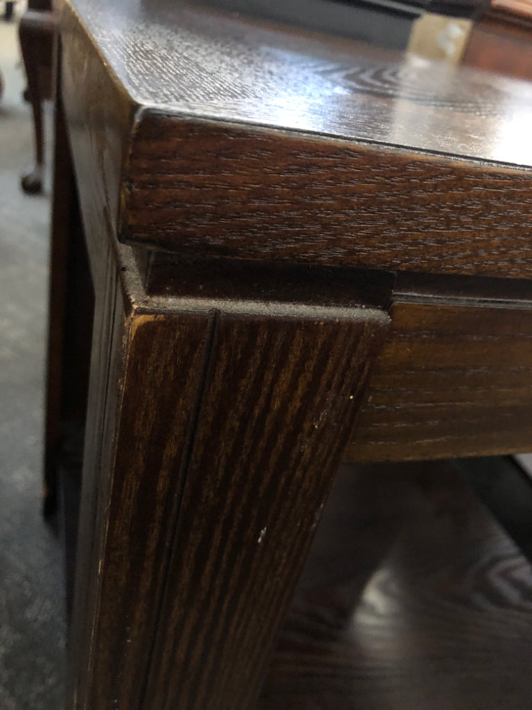 BROWN X-GRAIN WOODEN END TABLE.