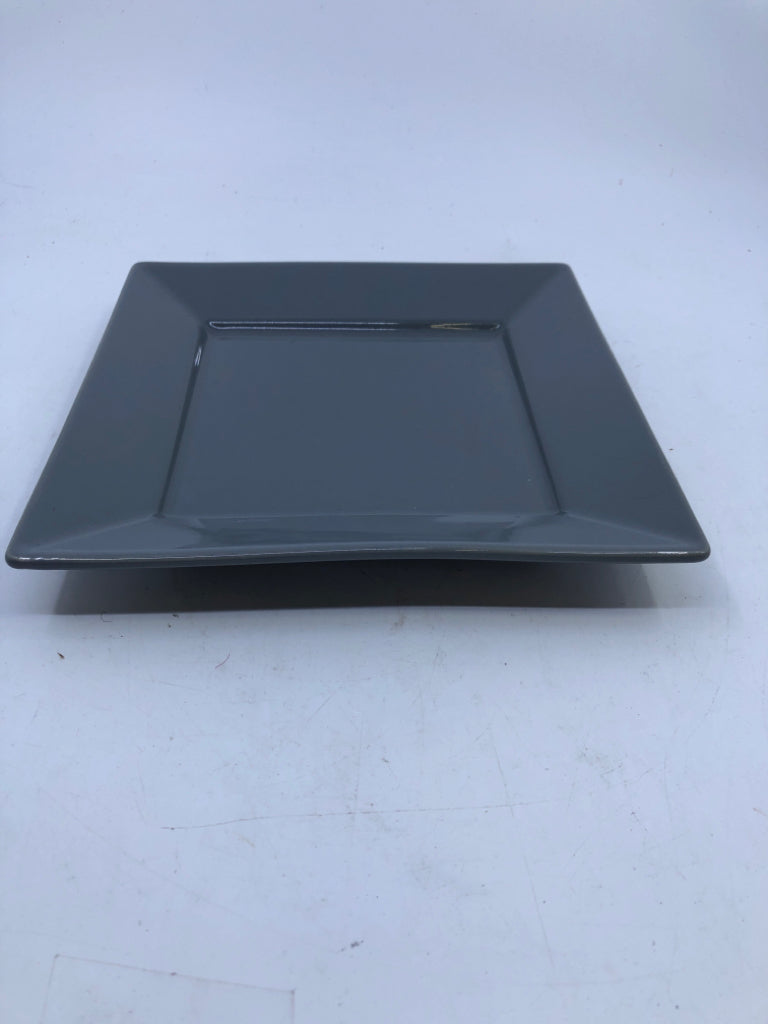 12 PC SVC 4 SQUARE PLATES + BOWLS.
