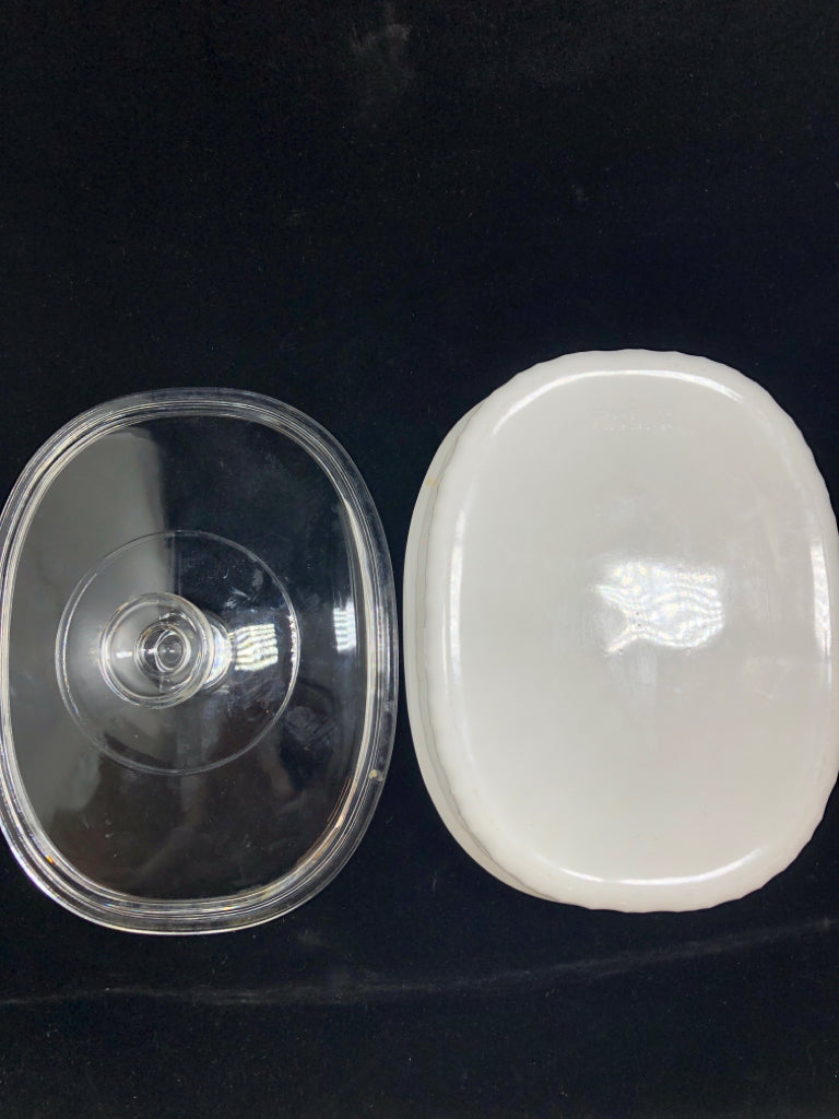 WHITE CERAMIC CASSEROLE DISH W/LID.