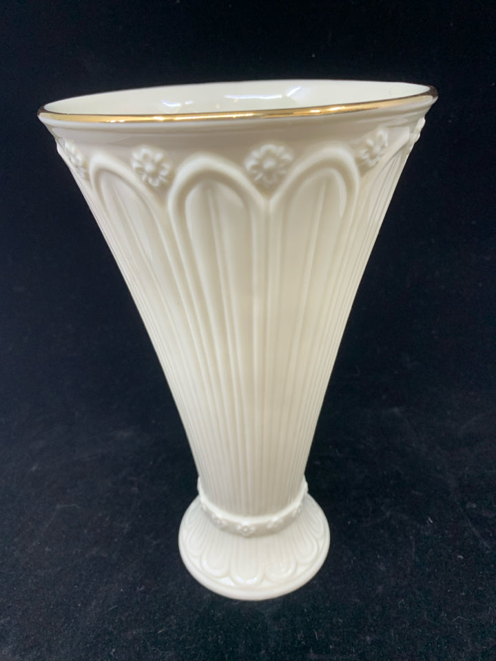 FOOTED LENOX EMBOSSED VASE W/ WIDE TOP IVORY W/ GOLD DETAILS.