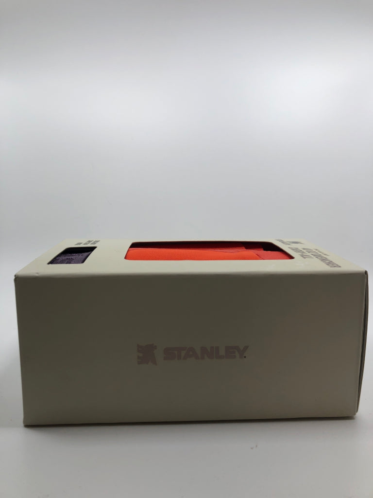 NIB STANLEY 40OZ QUENCHER WATER BOTTLE W/CROSS BODY STRAP.