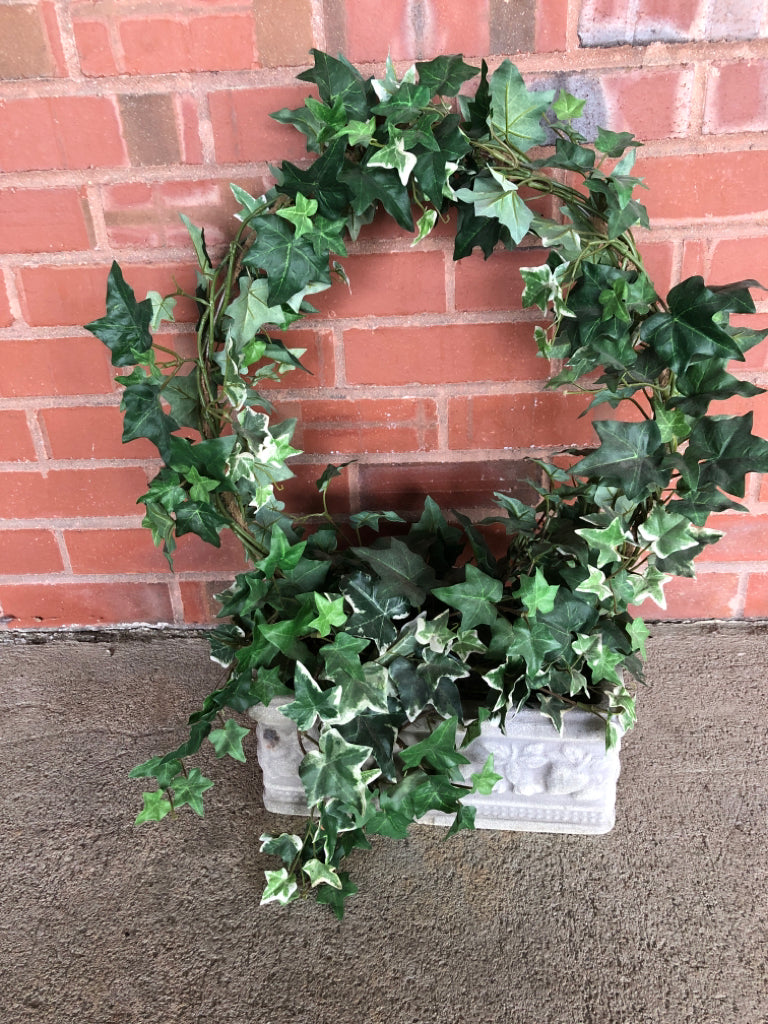 FAUX IVY CIRCLE TOPIARY DECOR IN FAUX STONE PLANTER.