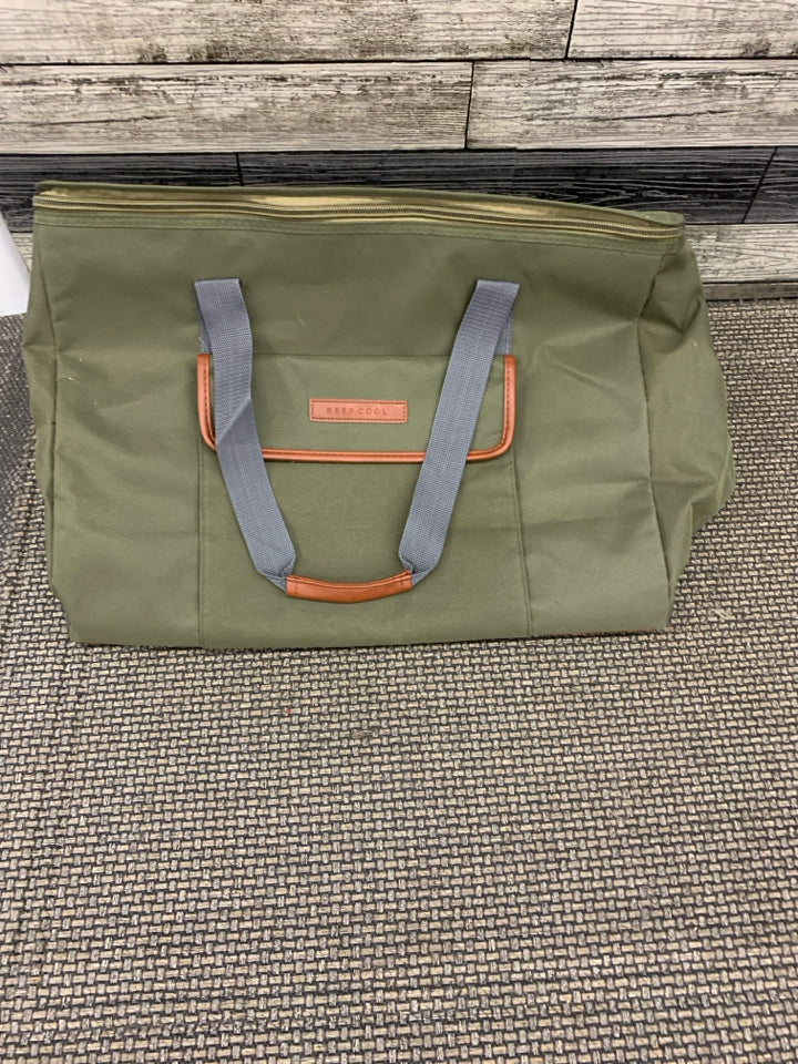 LARGE GREEN INSULATED BAG W/STRIPED INSIDE, LEATHER BOTTOM, OUTER POCKET & HANDL