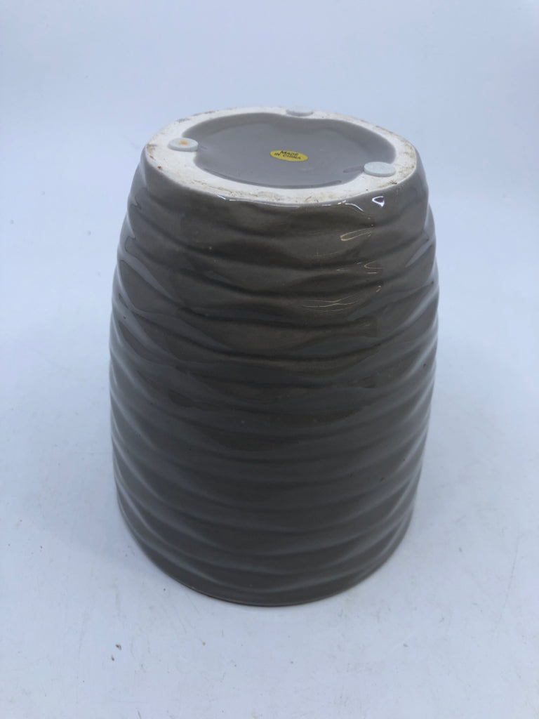 GREY CERAMIC PLANTER.