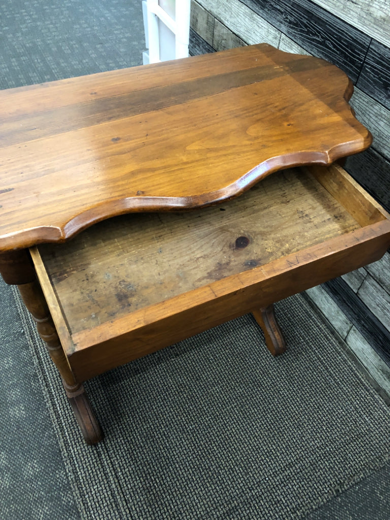 VTG SCALLOPED TABLE W/SPINDLE LEGS & DRAWER.