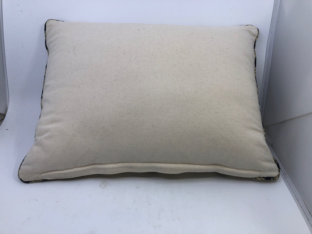 CREAM, BLACK TRIANGLES ACCENT PILLOW.