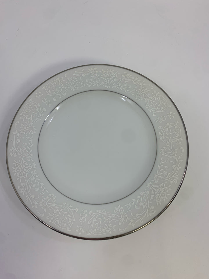 4 WAKEFIELD BREAD PLATES W/WHITE TEXTURED DETAIL.