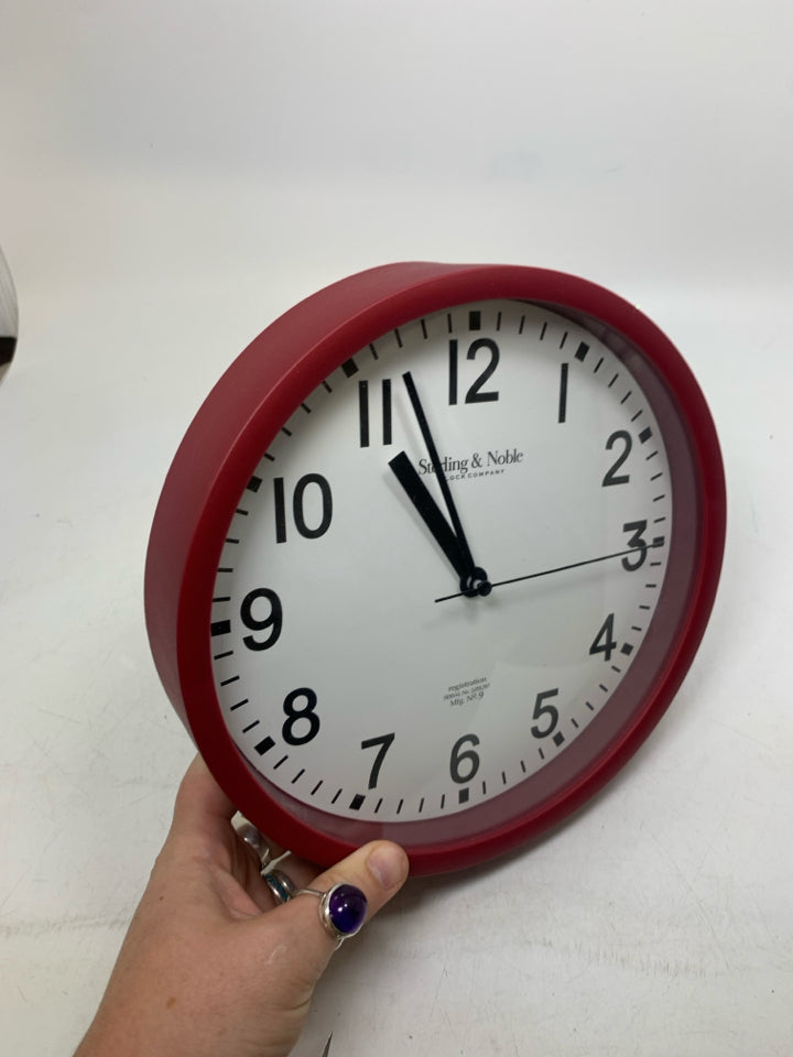 PLASTIC WALL CLOCK.