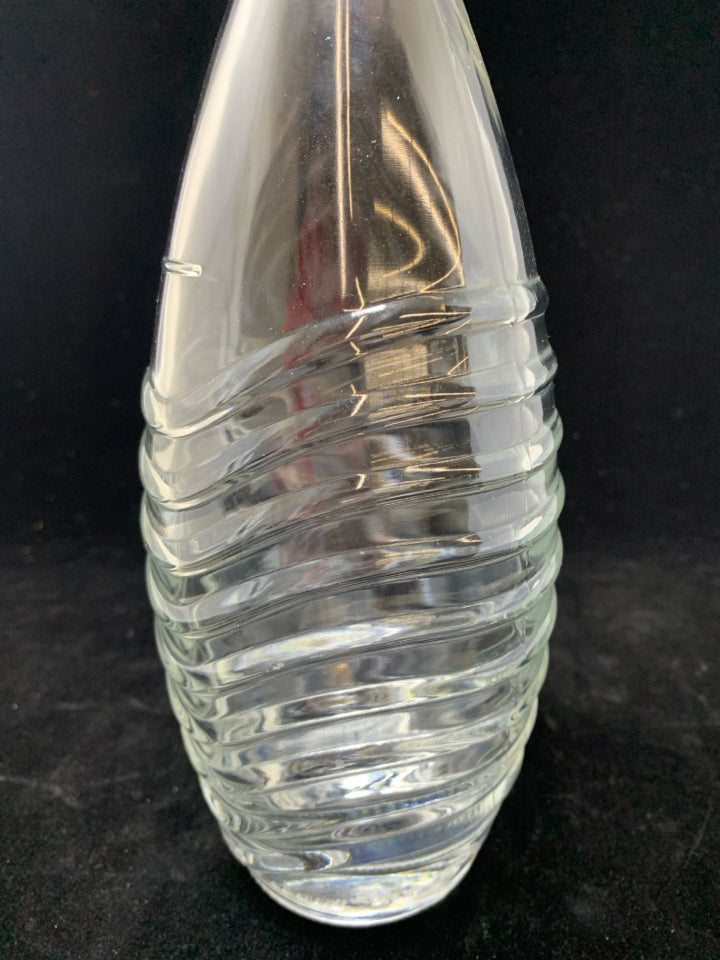 CLEAR GLASS RIBBED CARAFE W/BLACK SCREW TOP.