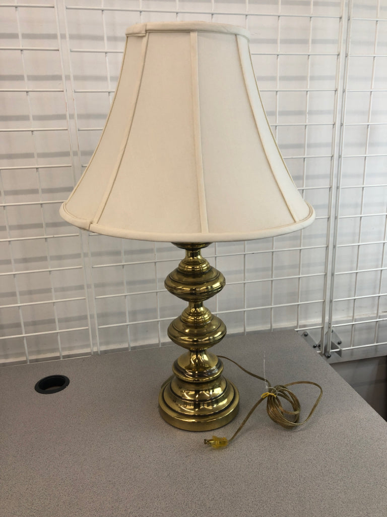 MULTI-TIERED BRASS TABLE LAMP W/WHITE DRUM SHADE.