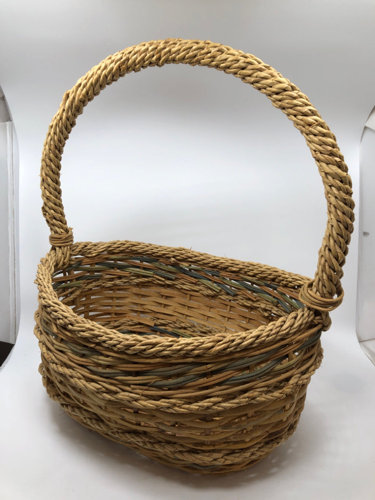 LG WICKER BASKET W/ROPE BRAIDED HANDLE.