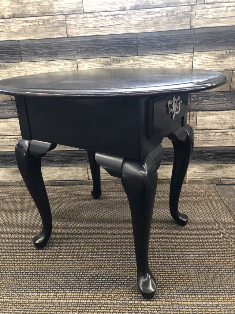 BLACK PAINTED WOOD SIDE TABLE W/DRAWER.