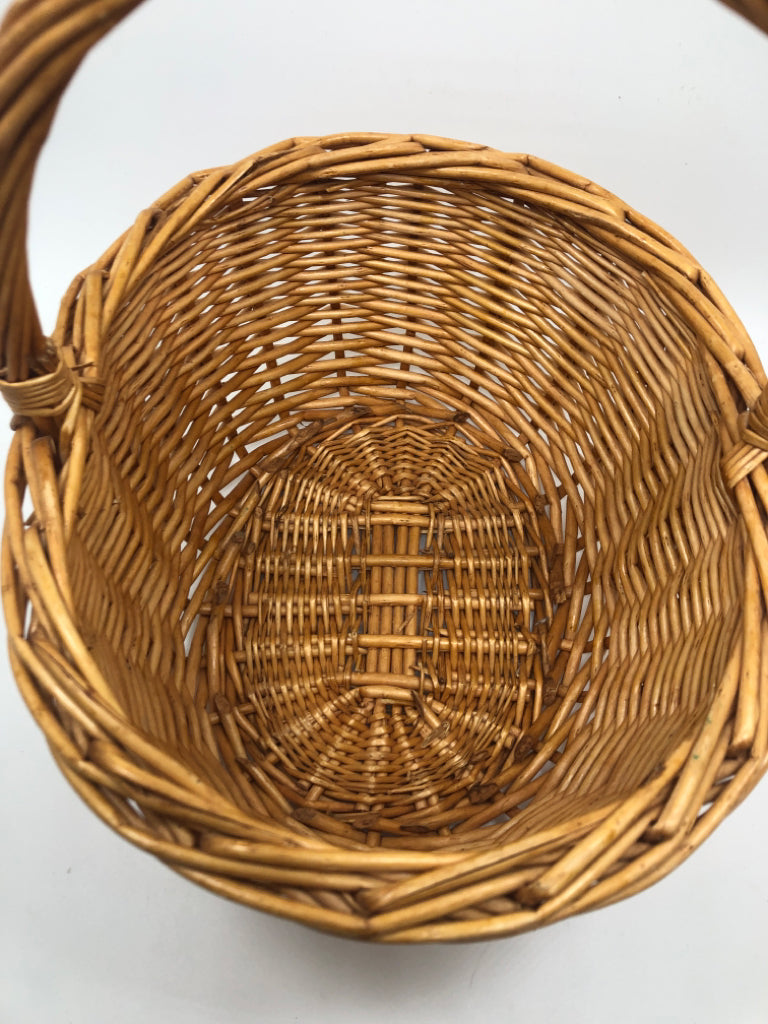 WICKER BASKET.