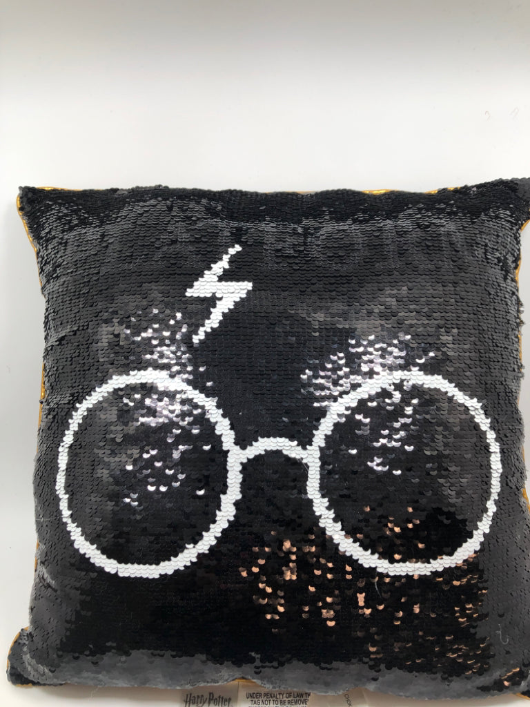 SEQUINS HARRY POTTER PLATFORM 9 3/4 DECORATIVE PILLOW.