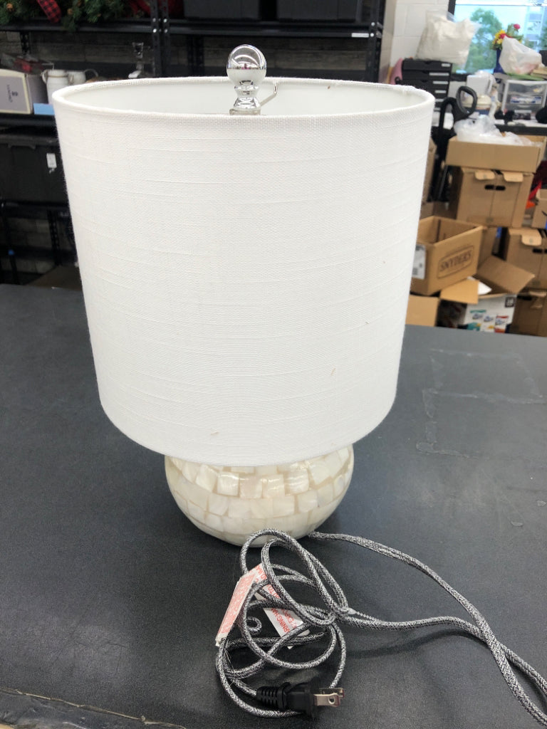 SHORT WHITE MOSAIC BASE W/ WHITE SHADE.