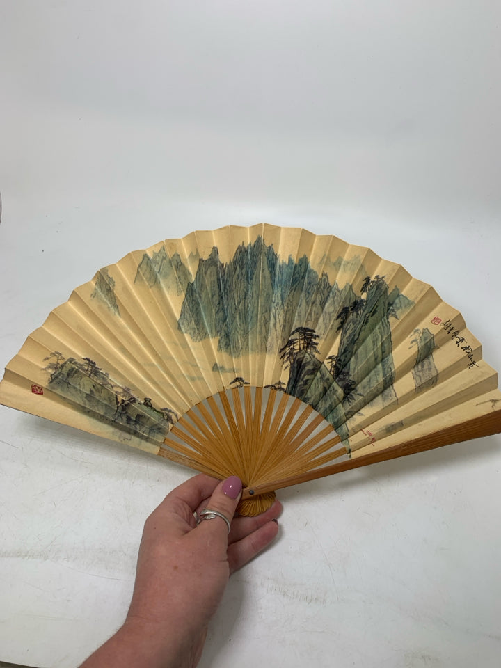 VTG ASIAN STYLE PAPER HAND FAN.