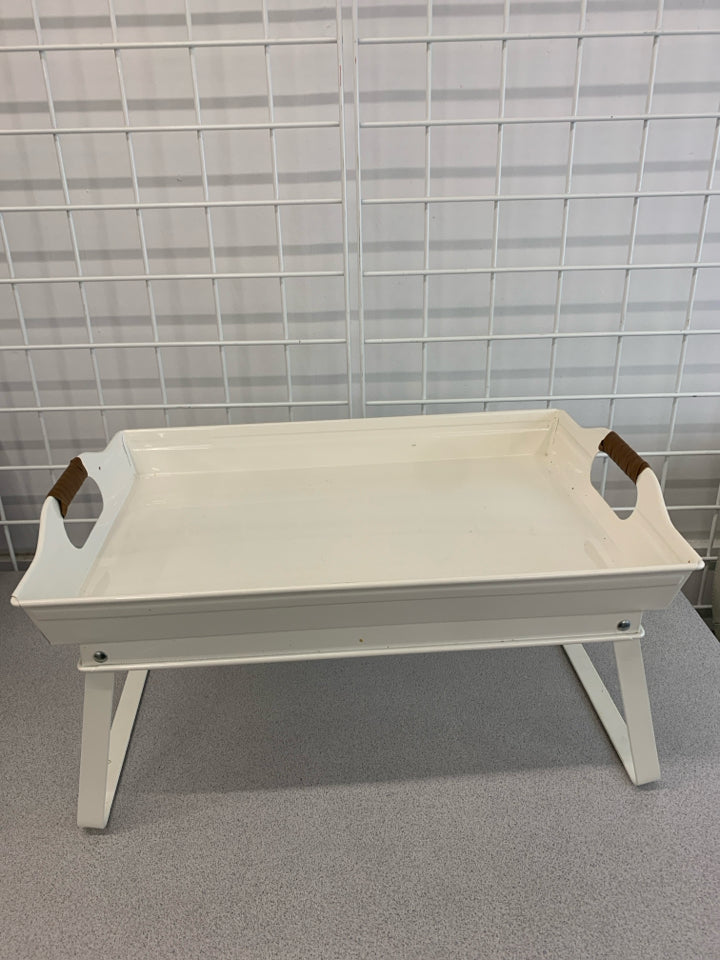 COLLAPSIBLE WHITE TRAY W/WOOD HANDLES.