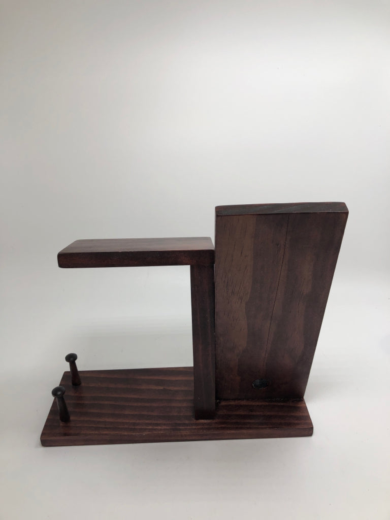 WOODEN DOCKING STATION FOR CELLPHONE.