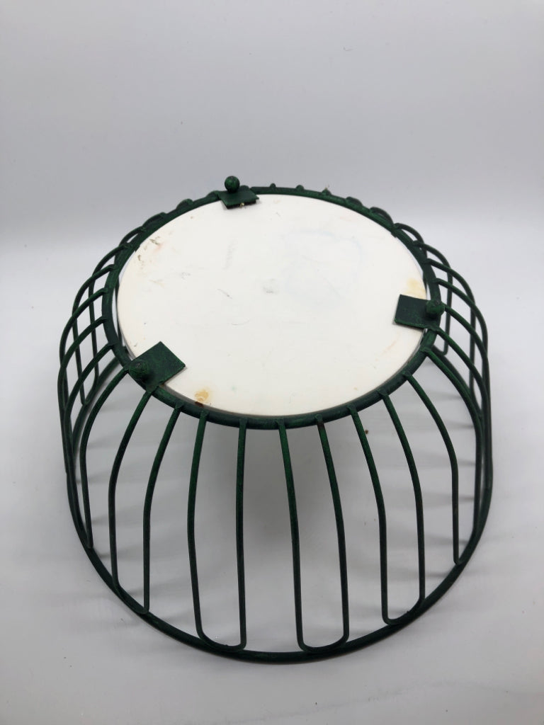 ROSEMARY TILE BOTTOM METAL BASKET.