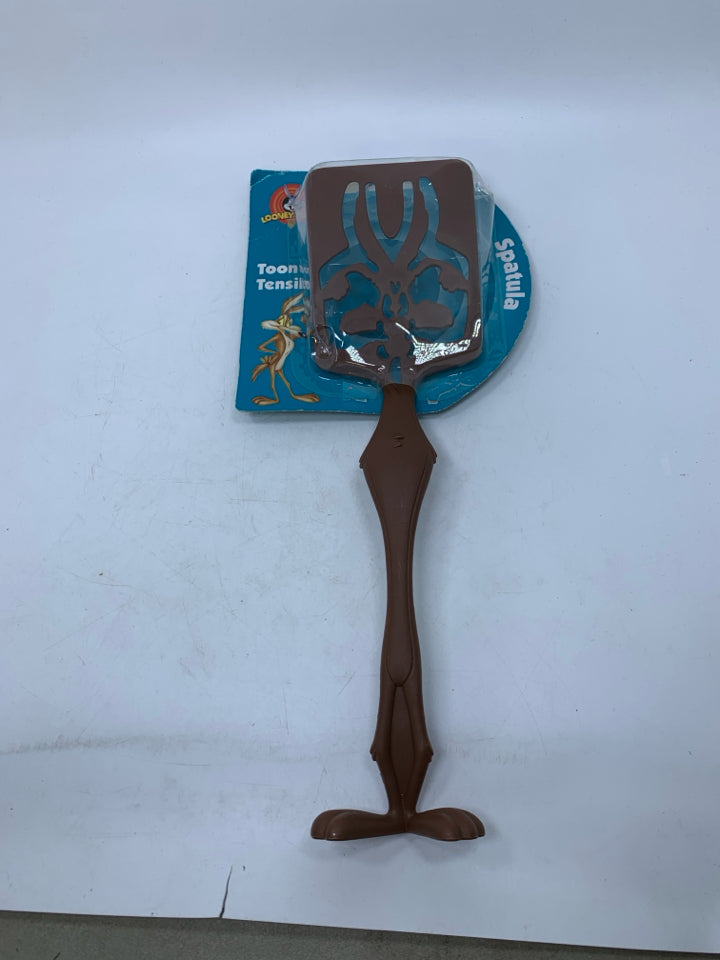 VTG NEW PACKAGE PLASTIC LOONEY TUNES SPATULA COYOTE.