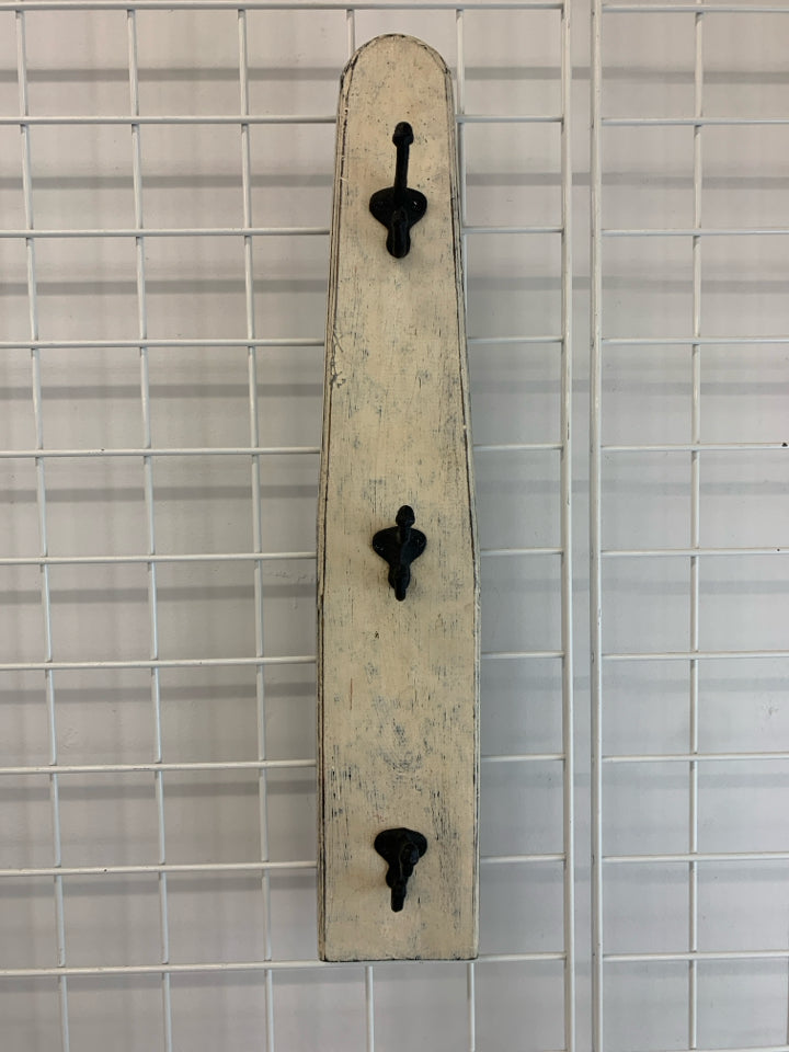 DISTRESSED 3-HOOK WALL HANGING.