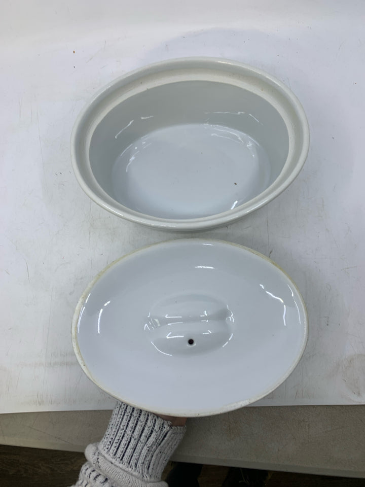 OVAL WHITE BAKING DISH W/ COVER.