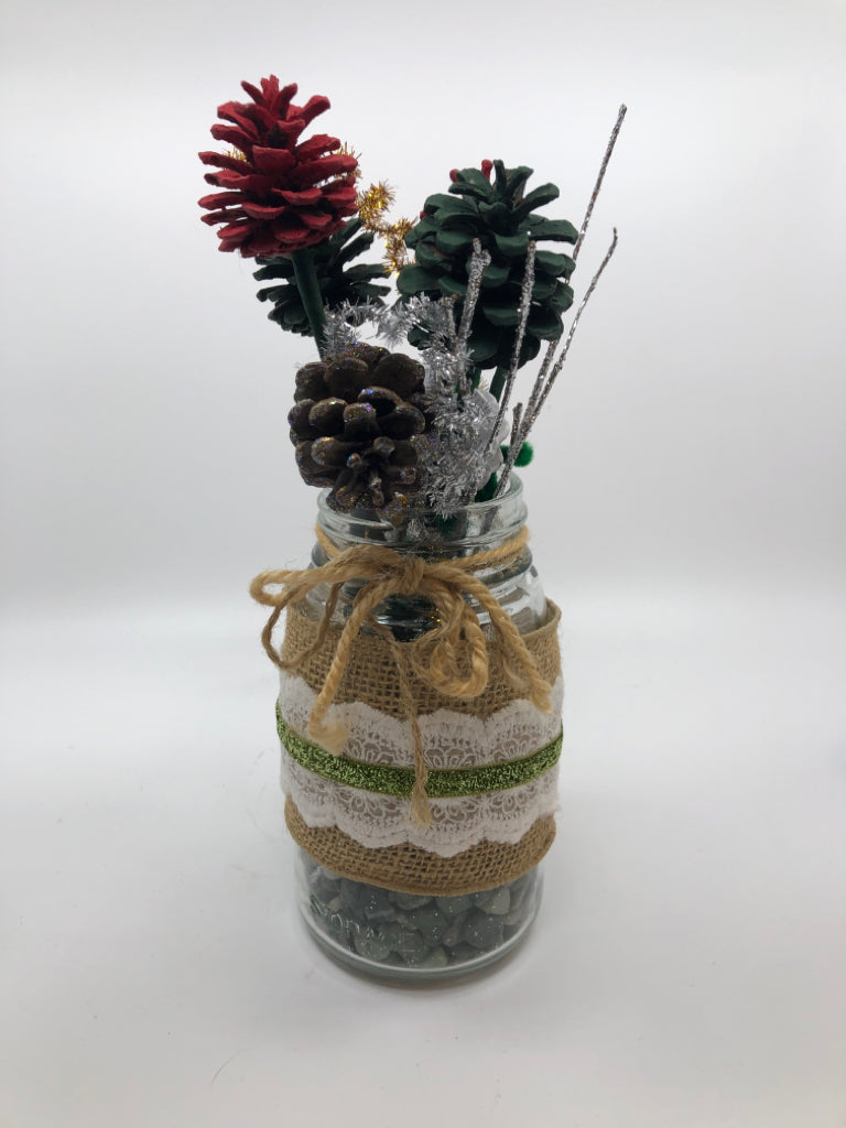 CLEAR JAR HOLIDAY CENTERPIECE.