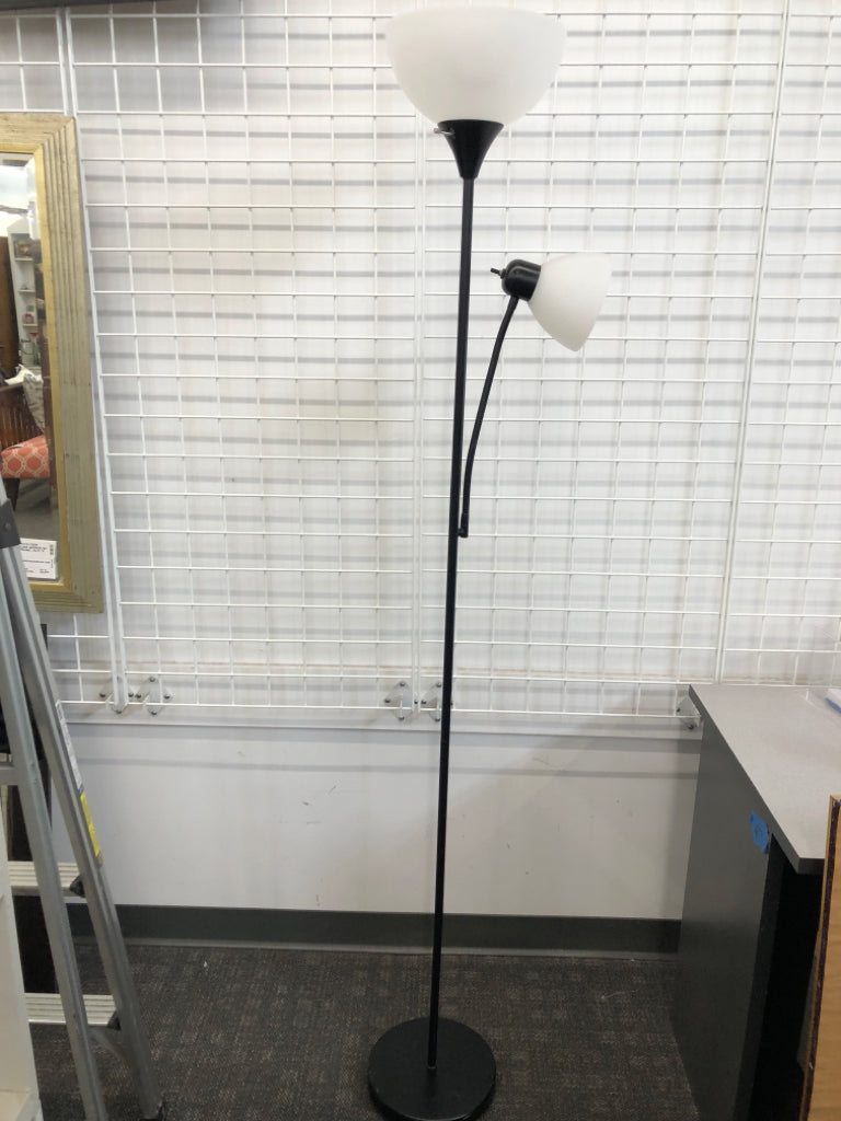 2-LIGHT BLACK FLOOR LAMP.