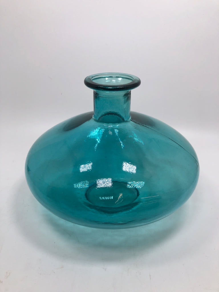 TEAL BLOWN GLASS SHORT ROUND VASE.