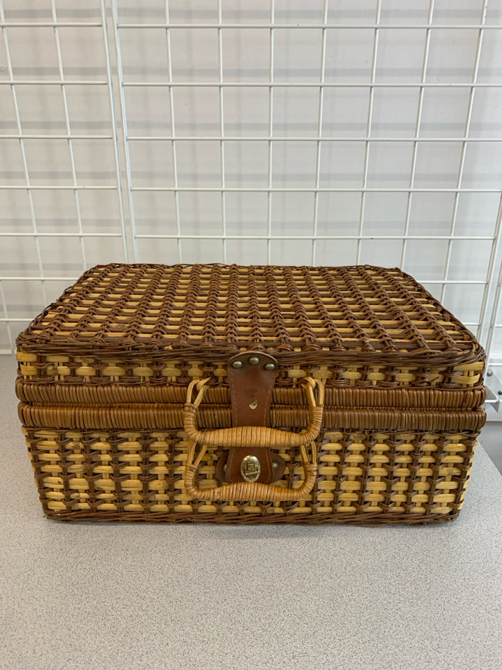 2-TONED WICKER PICNIC BASKET W/NIP PLATES SERVICE FOR 4.