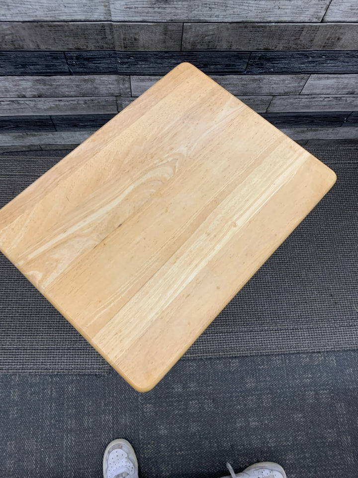 BLONDE WOOD 4 PC TV TRAY SET W STAND.
