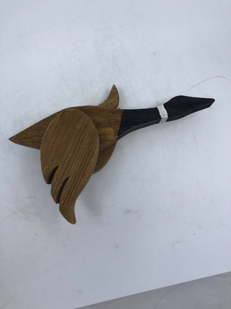 2 WOOD GEESE MOVEABLE WINGS WALL HANGINGS.