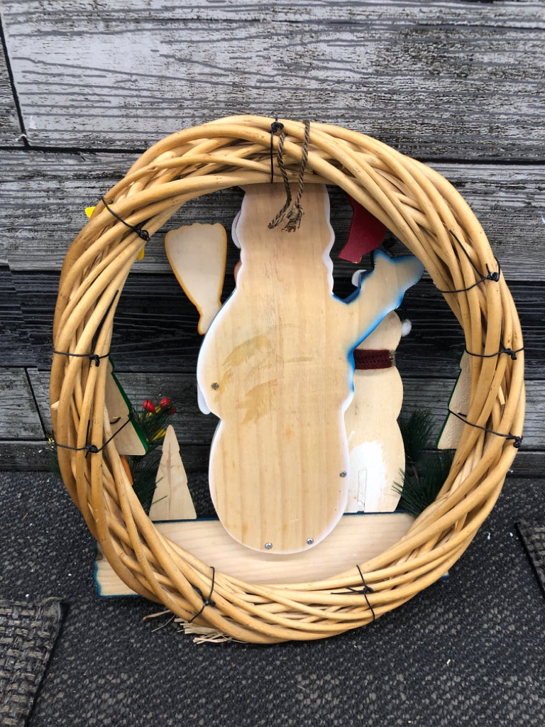 GLOSSY WOODEN CHRISTMAS WELCOME WREATH.