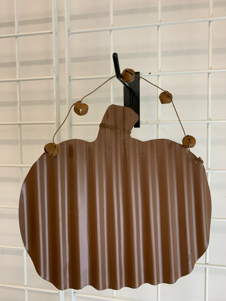 "WELCOME" METAL PUMPKIN HANGING SIGN.