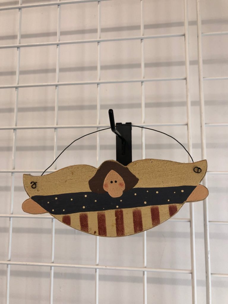PRIMITIVE AMERICANA WOOD ANGEL HANGING.