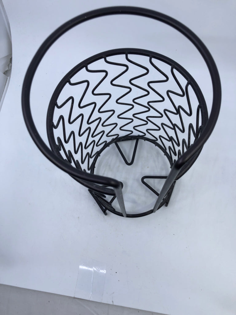 BROWN ZIGZAG PATTERN PAPER TOWEL HOLDER.
