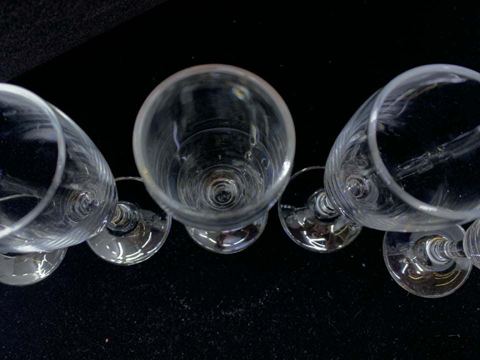 6 SMALL FOOTED CHAMPAGNE FLUTES.