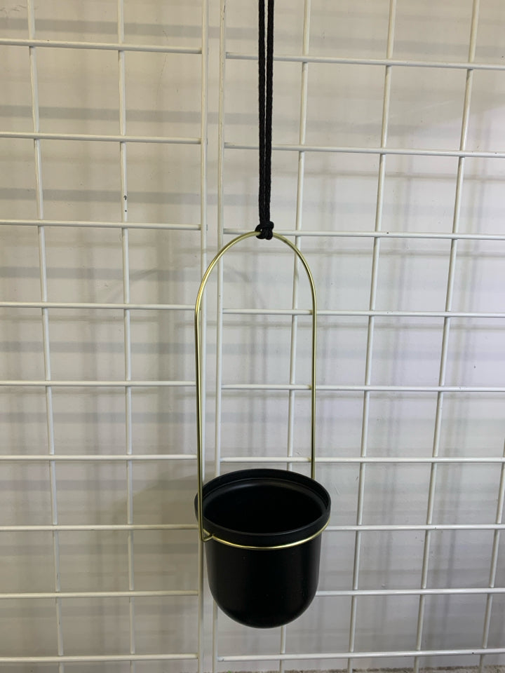 HANGING BLACK PLASTIC POT IN GOLD WIRE.