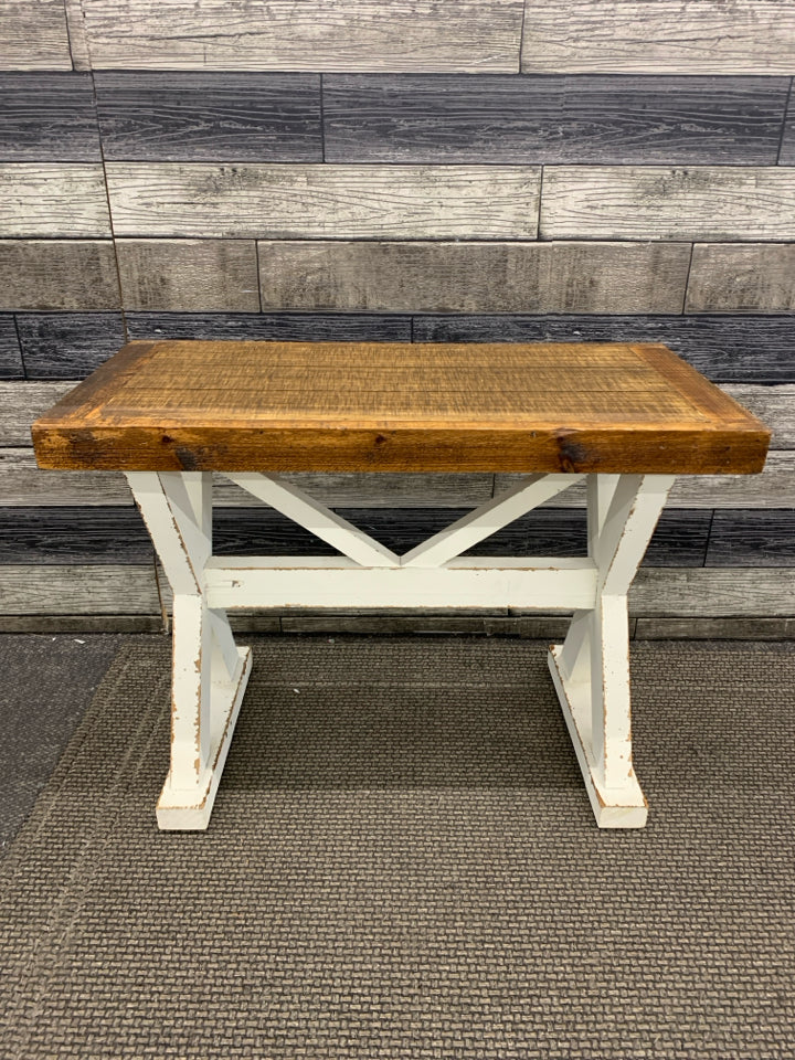 FARMHOUSE STYLE WHITE WOODEN BENCH.
