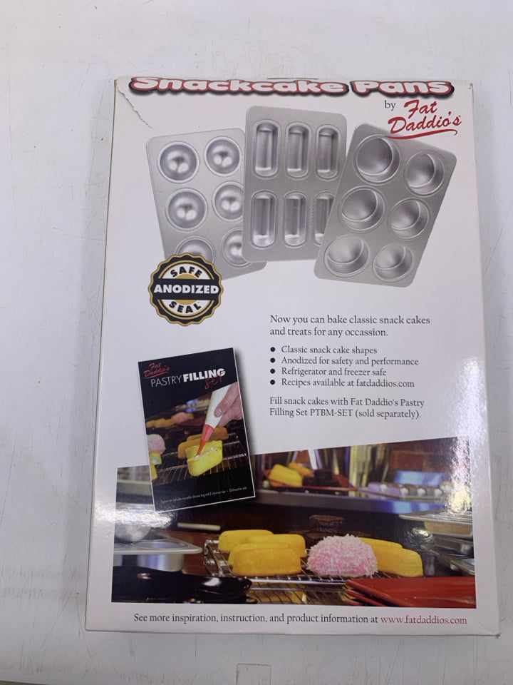NIP SNACK CAKE PAN.
