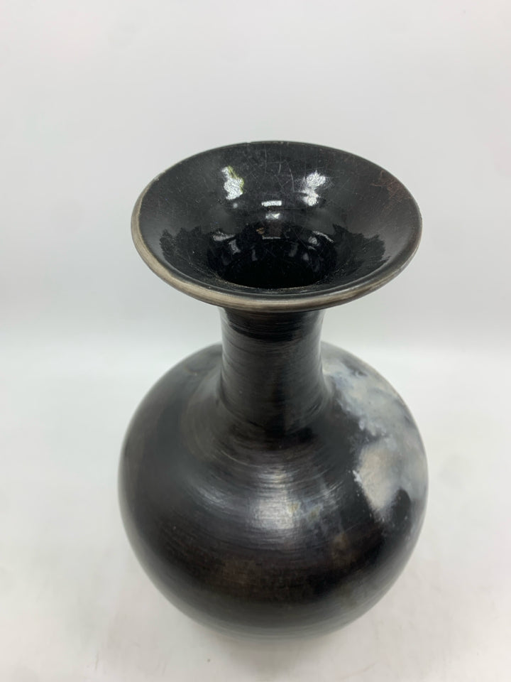 POTTERY VASE W/ WHITE DETAILS.
