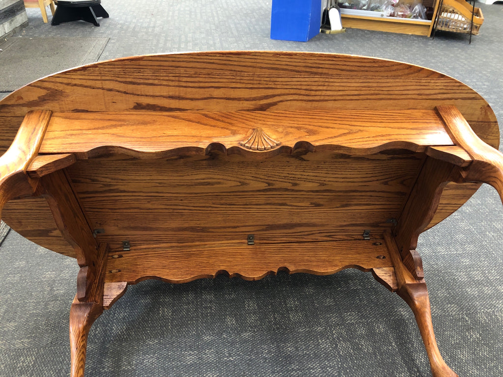 OVAL WOOD COFFEE TABLE W/CURVED LEGS.