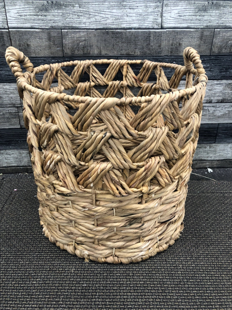 LG WOVEN WICKER BASKET.