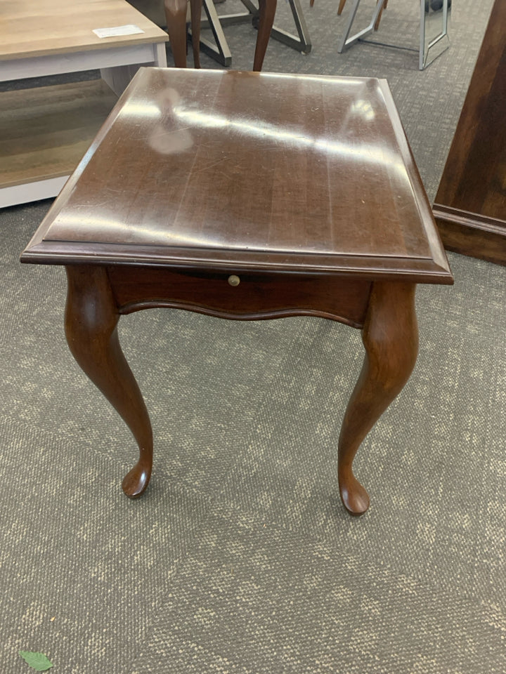 VTG WOODEN SIDE TABLE W/PULL-OUT TRAY.