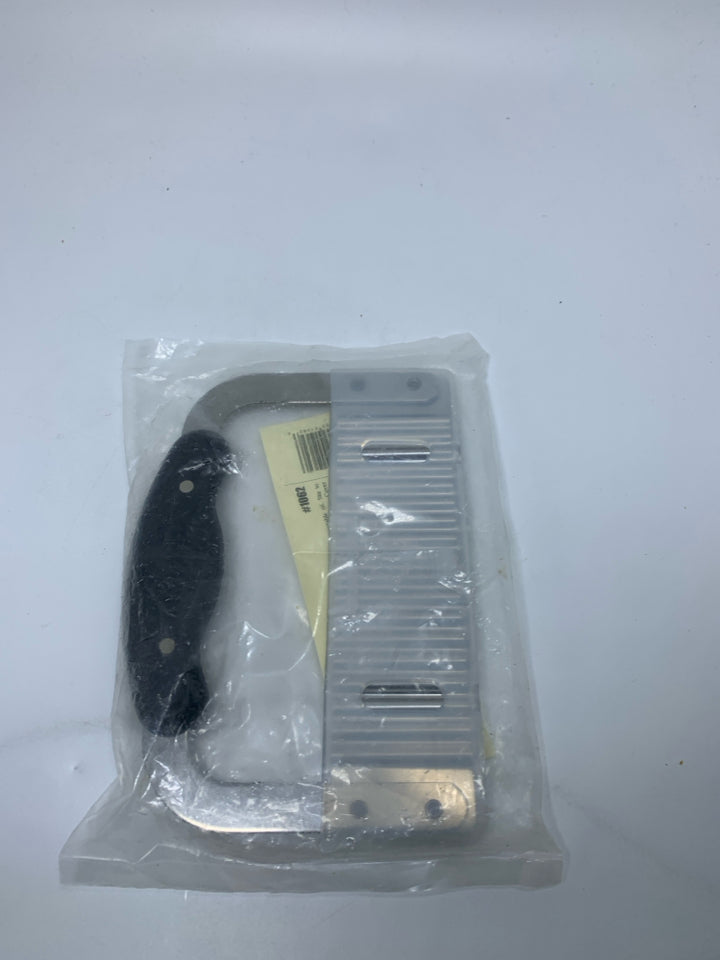 NIP PAMPERED CHEF CRINKLE CUTTER GARNISHER #1062.