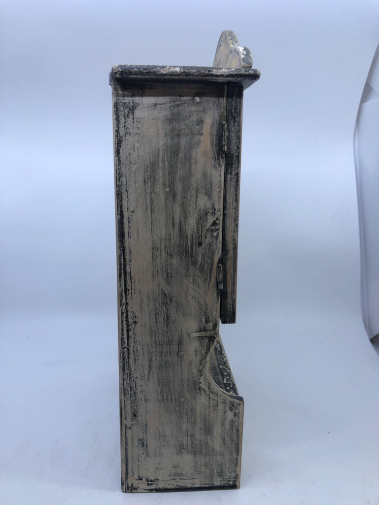 SMALL CREAM DISTRESSED MINI CABINET W DRAWERS.